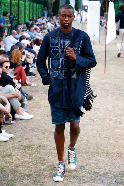 Look 16